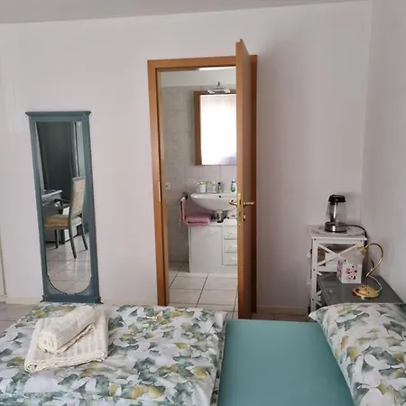 Gasthuis A U R O R A A 1 Minuto Dalla Stazione Ffs, Tra Lugano Locarno E Bellinzona 3*