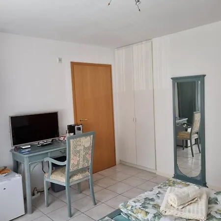 Gasthuis A U R O R A A 1 Minuto Dalla Stazione Ffs, Tra Lugano Locarno E Bellinzona 3*