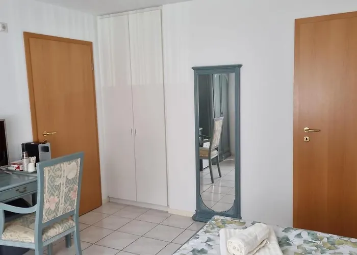 بيت ضيافة A U R O R A A 1 Minuto Dalla Stazione Ffs, Tra Lugano Locarno E Bellinzona 3*